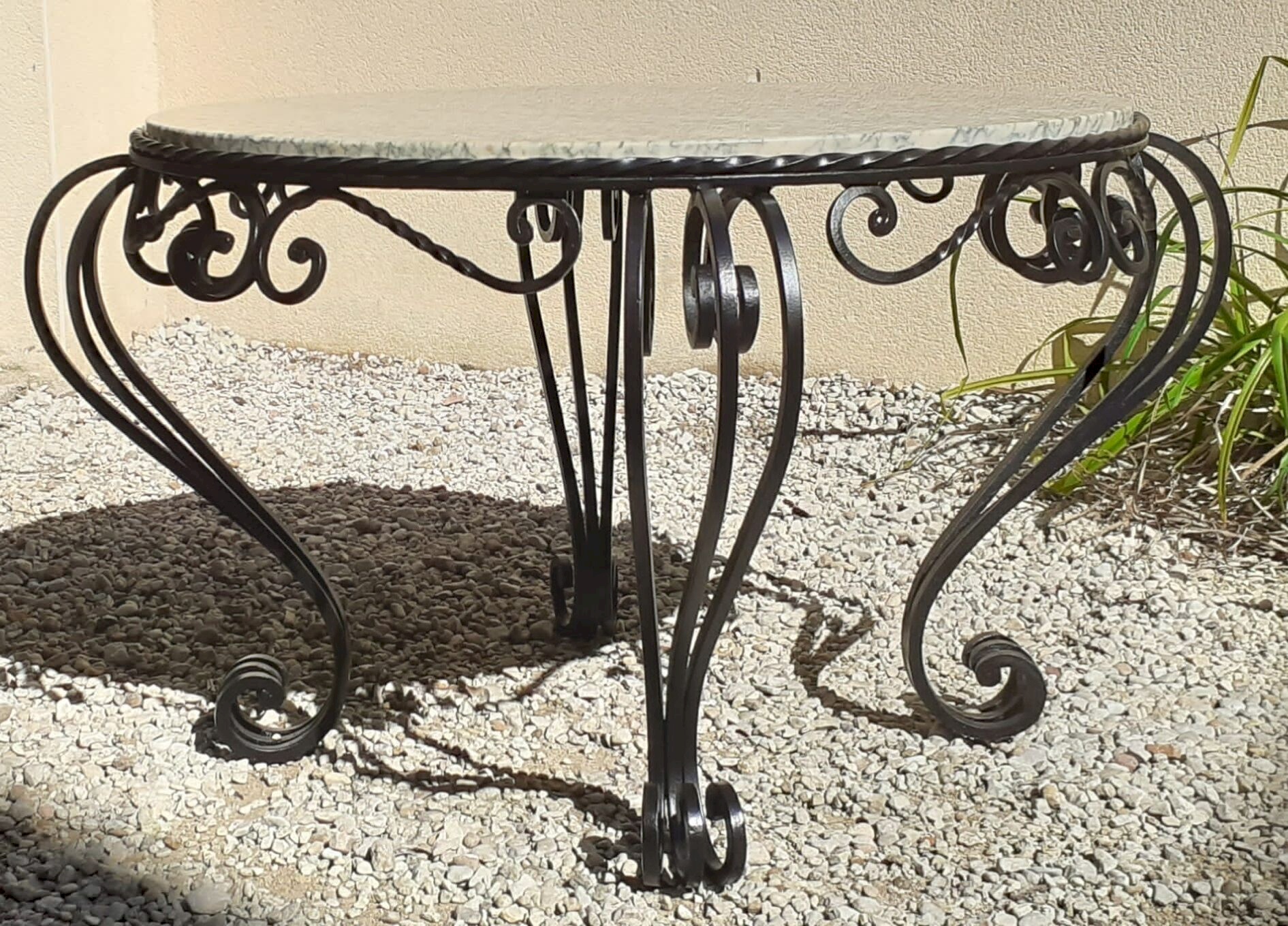 Table Basse Ronde En Fer Forgé Martelé, Plateau Marbre, Style XXe, Doré