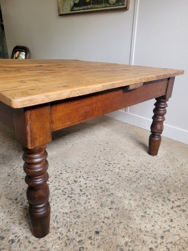 Table basse en bois et pieds tournés
