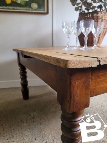 Table basse en bois et pieds tournés