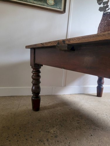 Table basse en bois et pieds tournés