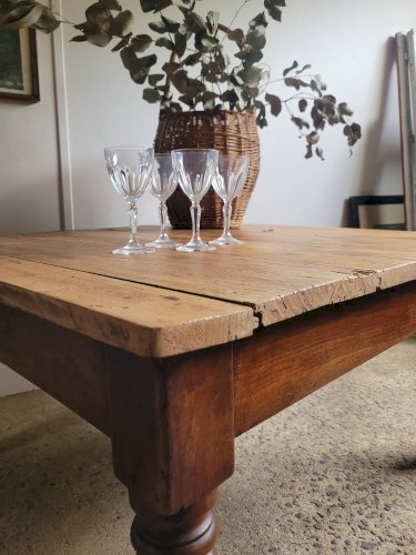 Table basse en bois et pieds tournés
