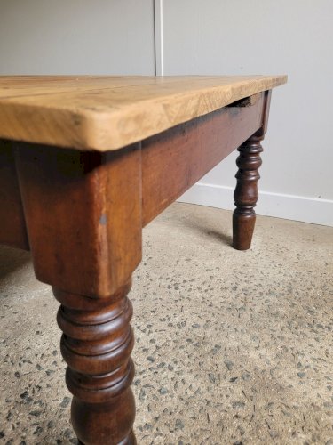 Table basse en bois et pieds tournés