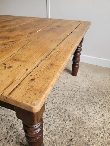 Table basse en bois et pieds tournés