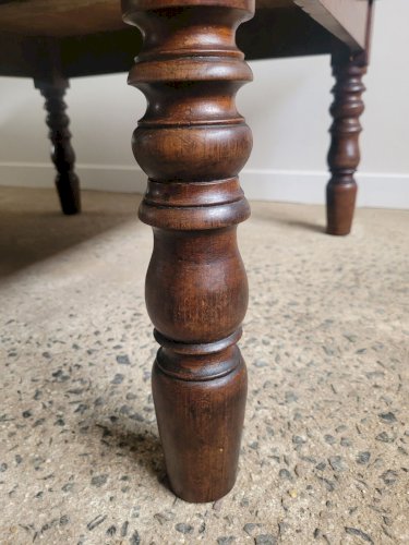 Table basse en bois et pieds tournés