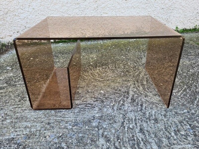 TABLE BASSE EN PLEXIGLASS FUME ATTRIBUE A MICHEL DUMAS POUR ROCHE BOBOIS 1970