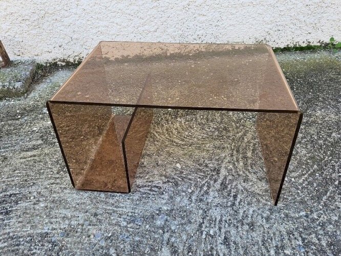 TABLE BASSE EN PLEXIGLASS FUME ATTRIBUE A MICHEL DUMAS POUR ROCHE BOBOIS 1970