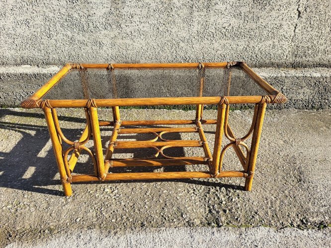 TABLE BASSE EN ROTIN ET VERRE FUME