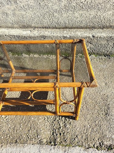TABLE BASSE EN ROTIN ET VERRE FUME