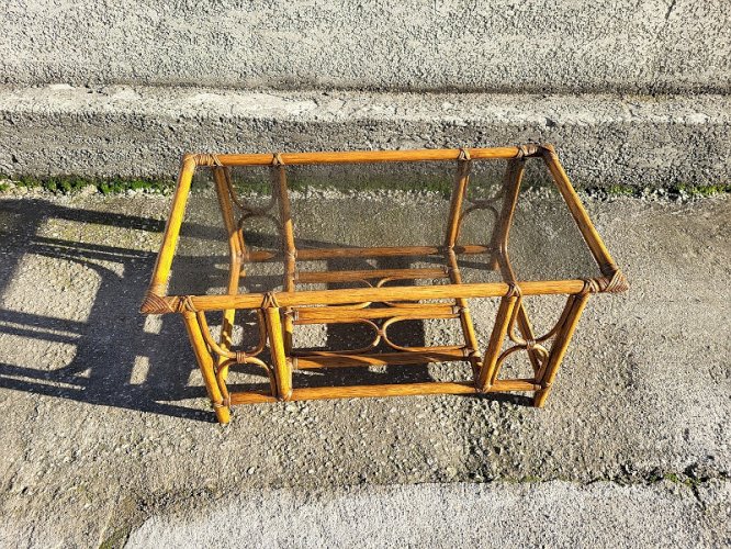 TABLE BASSE EN ROTIN ET VERRE FUME