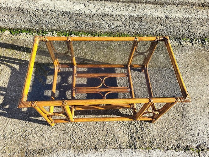 TABLE BASSE EN ROTIN ET VERRE FUME