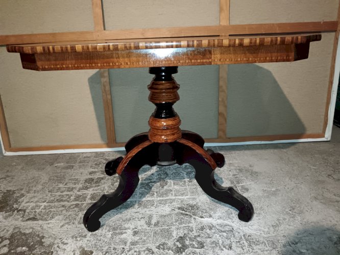 Table basse Sorento en noyer marqueté, milieu du XIXe siècle.