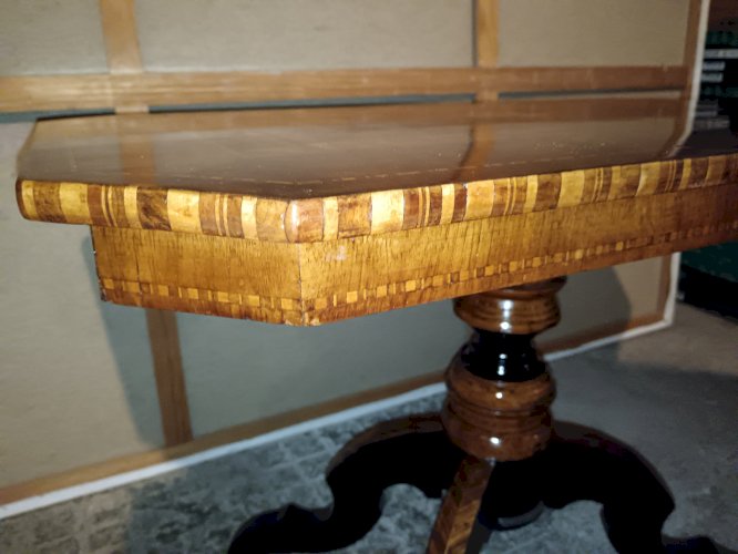 Table basse Sorento en noyer marqueté, milieu du XIXe siècle.