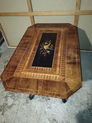 Table basse Sorento en noyer marqueté, milieu du XIXe siècle.