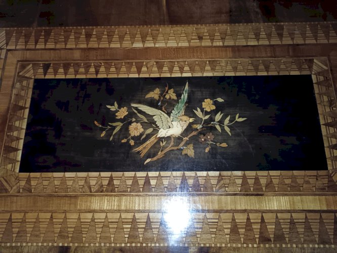 Table basse Sorento en noyer marqueté, milieu du XIXe siècle.