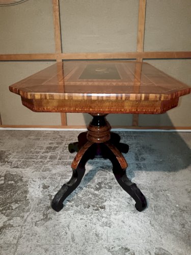 Table basse Sorento en noyer marqueté, milieu du XIXe siècle.