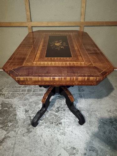 Table basse Sorento en noyer marqueté, milieu du XIXe siècle.