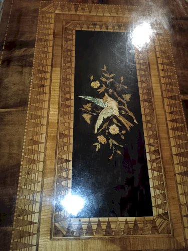 Table basse Sorento en noyer marqueté, milieu du XIXe siècle.