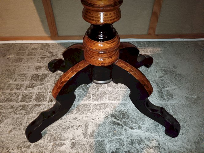 Table basse Sorento en noyer marqueté, milieu du XIXe siècle.