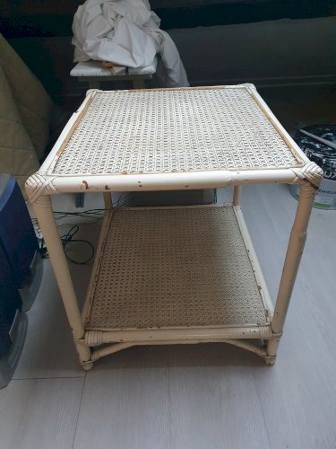 Table basse/de chevet blanc cassé en rotin vintage (repeinte blanc sur demande)