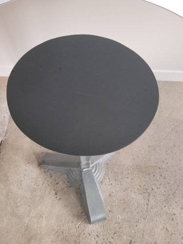 Table bistrot estampillée Louis Vuitton