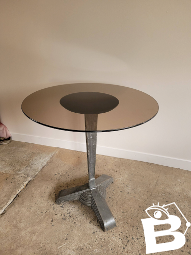 Table bistrot estampillée Louis Vuitton