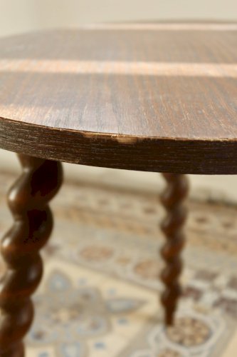 Table d’appoint circulaire vintage en bois à pieds tournés