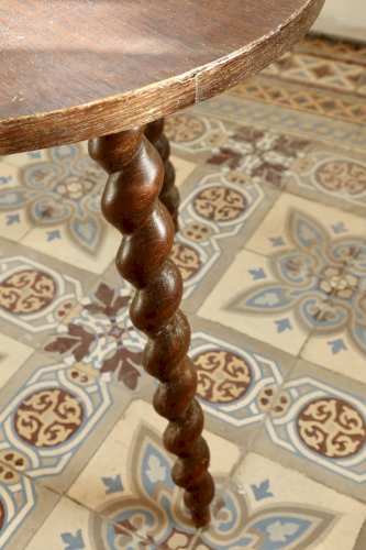 Table d’appoint circulaire vintage en bois à pieds tournés