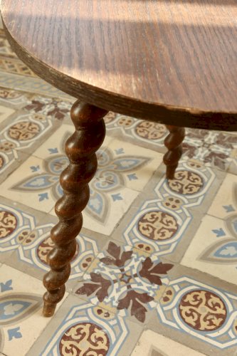 Table d’appoint circulaire vintage en bois à pieds tournés