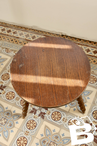 Table d’appoint circulaire vintage en bois à pieds tournés