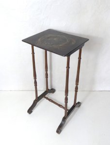 antique lacquered side table with oriental décor from the 19th/20th century