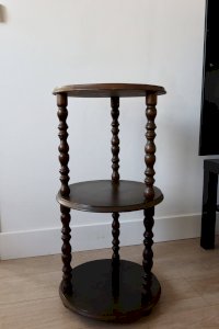 Table d’appoint vintage en bois tourné à trois niveaux meuble ancien style