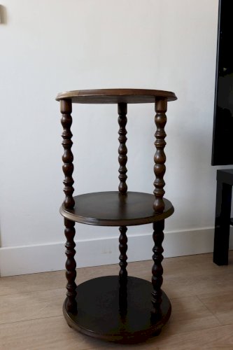 Table d’appoint vintage en bois tourné à trois niveaux meuble ancien style