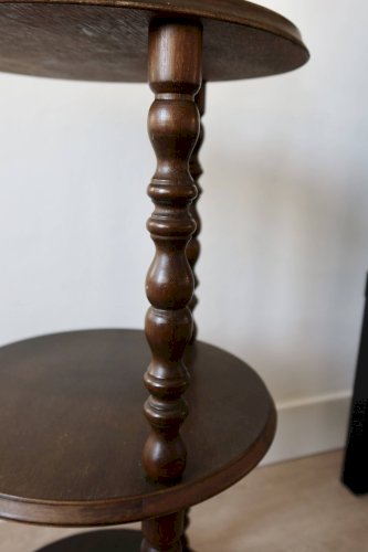 Table d’appoint vintage en bois tourné à trois niveaux meuble ancien style