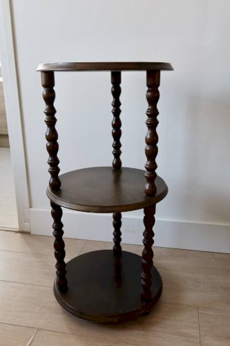Table d’appoint vintage en bois tourné à trois niveaux meuble ancien style