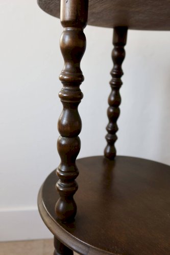 Table d’appoint vintage en bois tourné à trois niveaux meuble ancien style