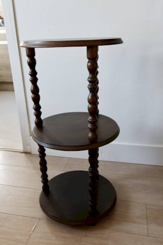 Table d’appoint vintage en bois tourné à trois niveaux meuble ancien style