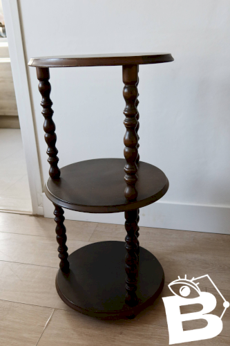 Table d’appoint vintage en bois tourné à trois niveaux meuble ancien style