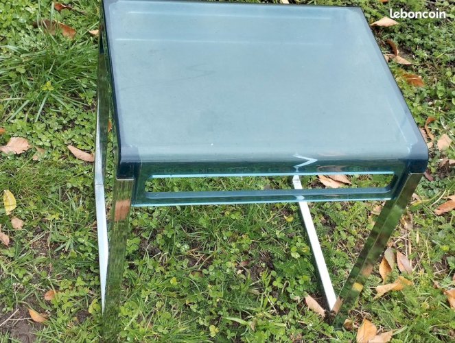 Table d’appoint vintage Marc Berthier pour Prisunic – Plexiglas bleu – Années 60