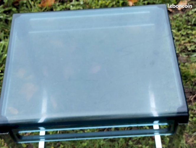 Table d’appoint vintage Marc Berthier pour Prisunic – Plexiglas bleu – Années 60