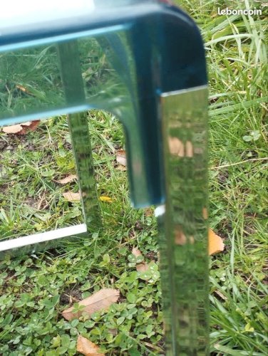 Table d’appoint vintage Marc Berthier pour Prisunic – Plexiglas bleu – Années 60