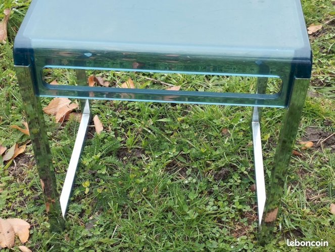 Table d’appoint vintage Marc Berthier pour Prisunic – Plexiglas bleu – Années 60