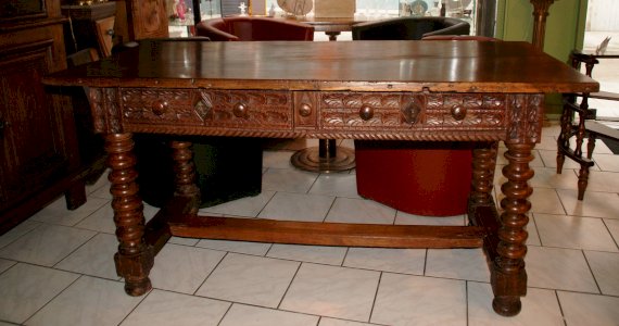 TABLE DE CHALET SAVOYARDE sculptée, deux tiroirs fin XVIIIème