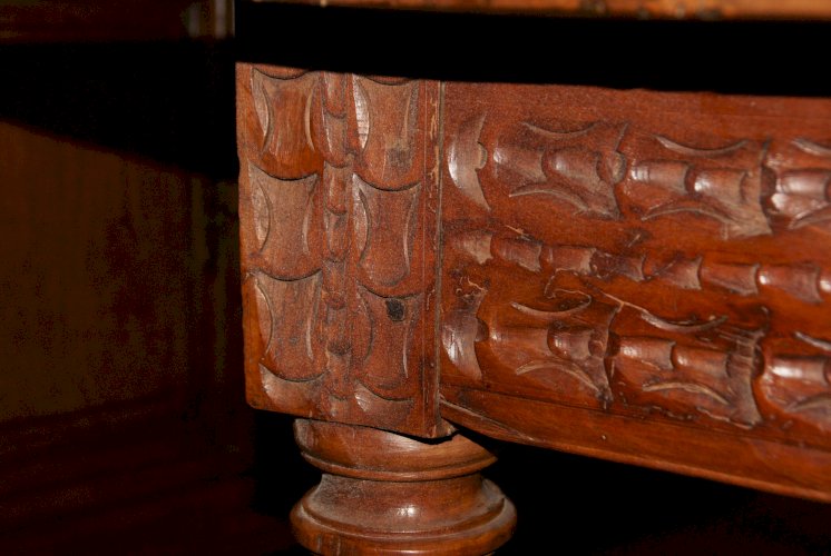 TABLE DE CHALET SAVOYARDE sculptée, deux tiroirs fin XVIIIème