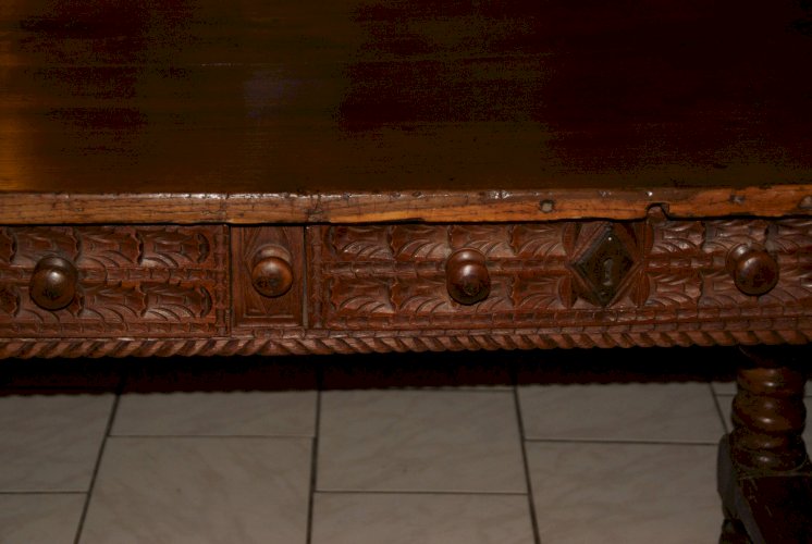 TABLE DE CHALET SAVOYARDE sculptée, deux tiroirs fin XVIIIème