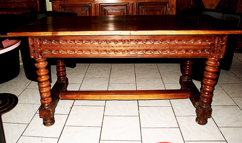 TABLE DE CHALET SAVOYARDE sculptée, deux tiroirs fin XVIIIème