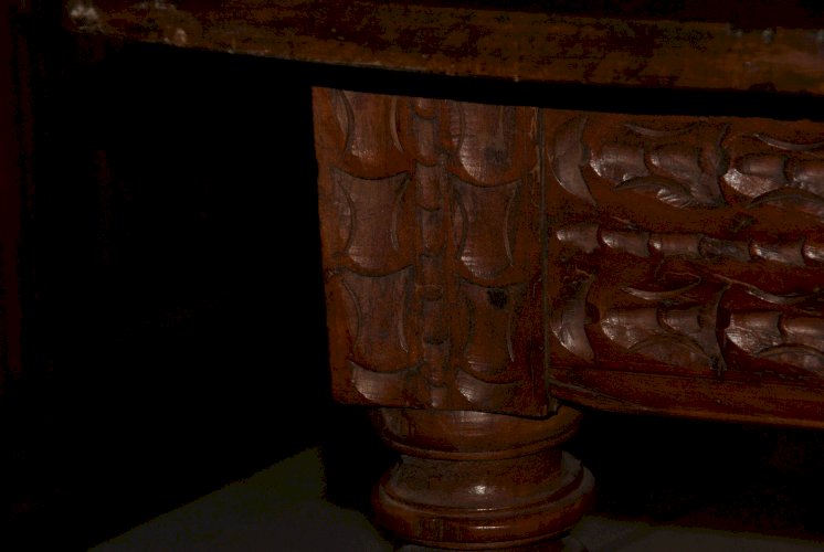 TABLE DE CHALET SAVOYARDE sculptée, deux tiroirs fin XVIIIème