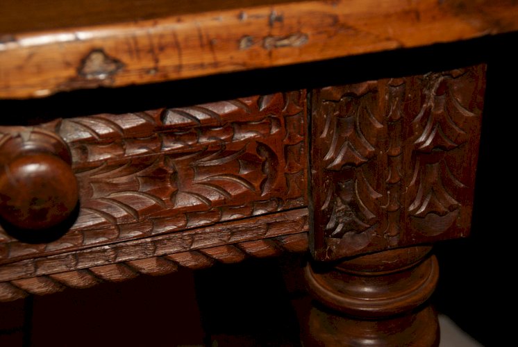 TABLE DE CHALET SAVOYARDE sculptée, deux tiroirs fin XVIIIème