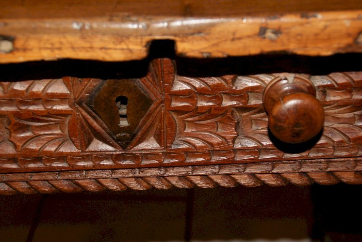 TABLE DE CHALET SAVOYARDE sculptée, deux tiroirs fin XVIIIème