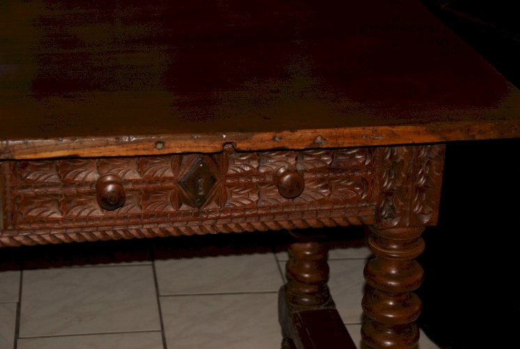 TABLE DE CHALET SAVOYARDE sculptée, deux tiroirs fin XVIIIème