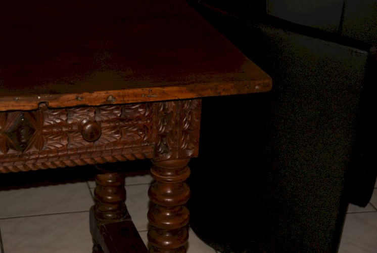 TABLE DE CHALET SAVOYARDE sculptée, deux tiroirs fin XVIIIème